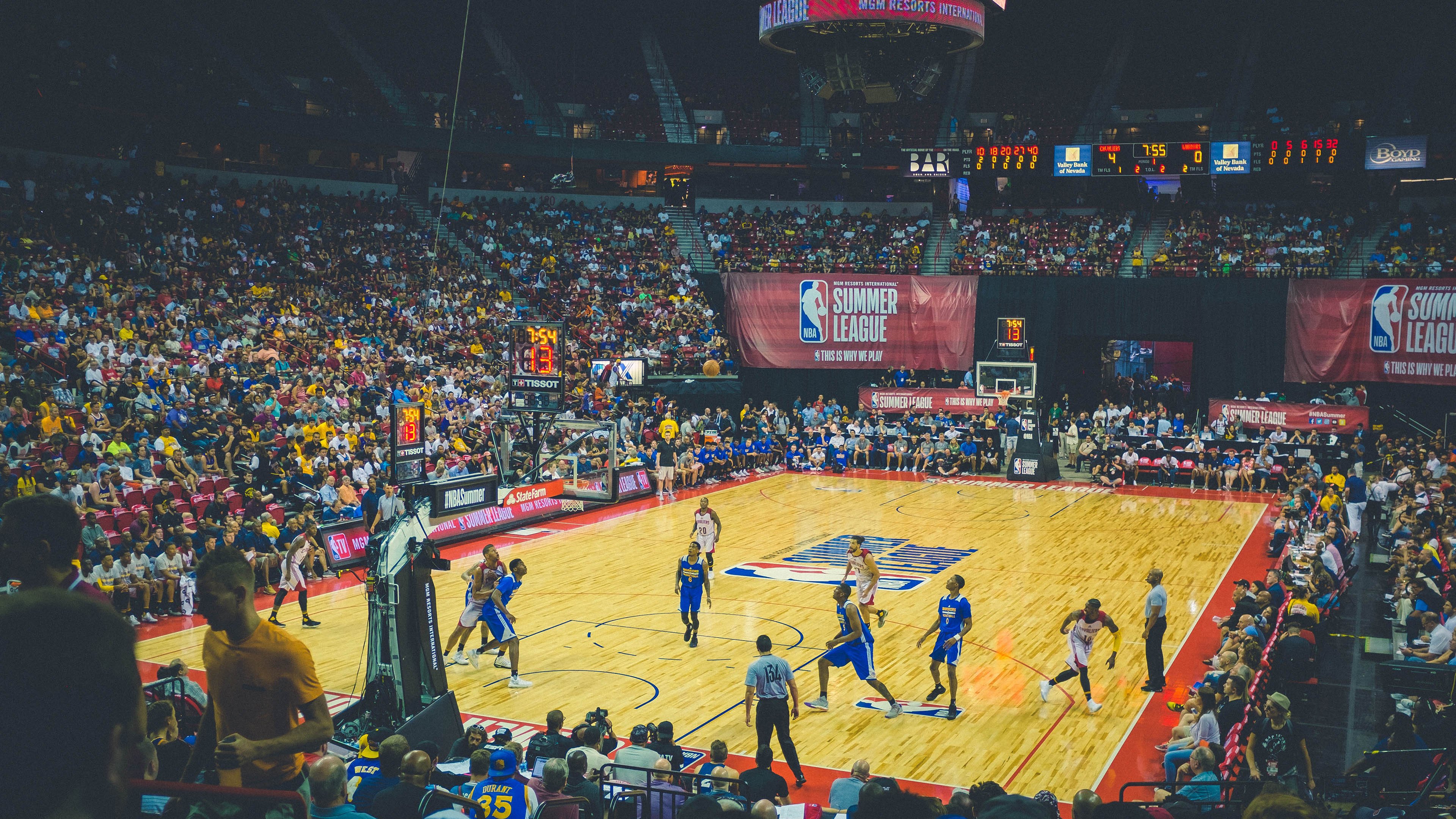 传奇对决：詹姆斯和哈登的巅峰对抗！，詹姆斯跟哈登