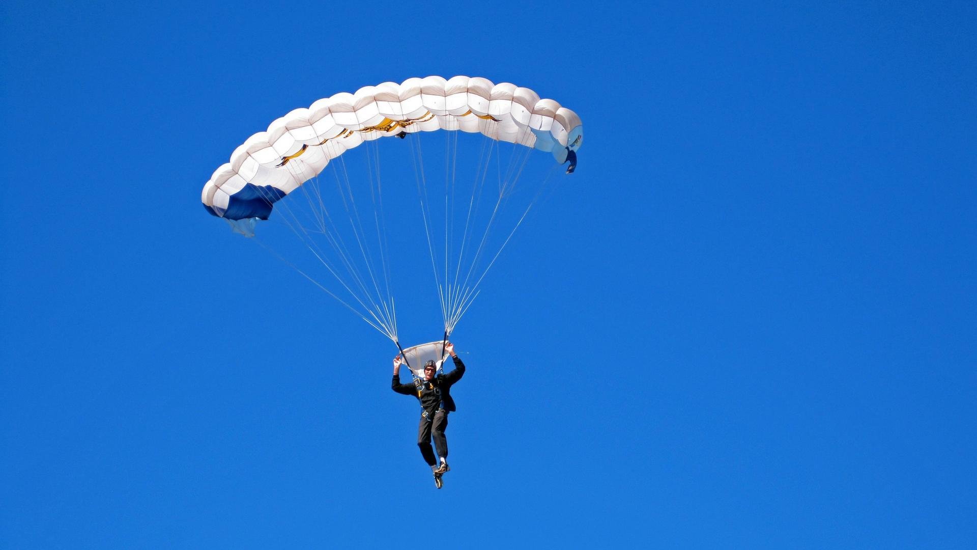 中国黄山百公里越野赛 夜间部分赛道因大雾临时改线 安全优先获好评